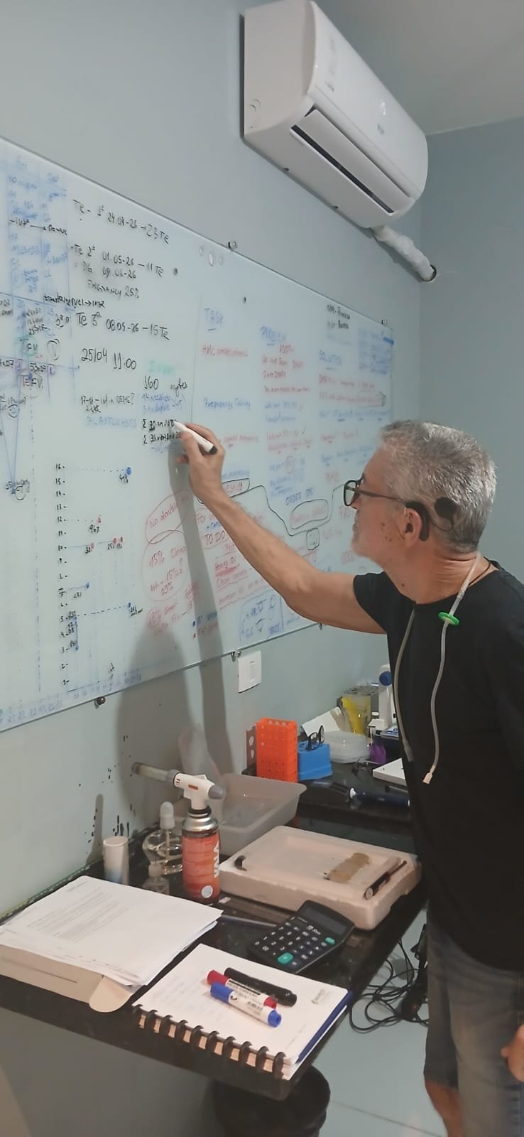 Equipe técnica da artiClone em procedimento de clonagem bovina — atendimento e esclarecimento de dúvidas